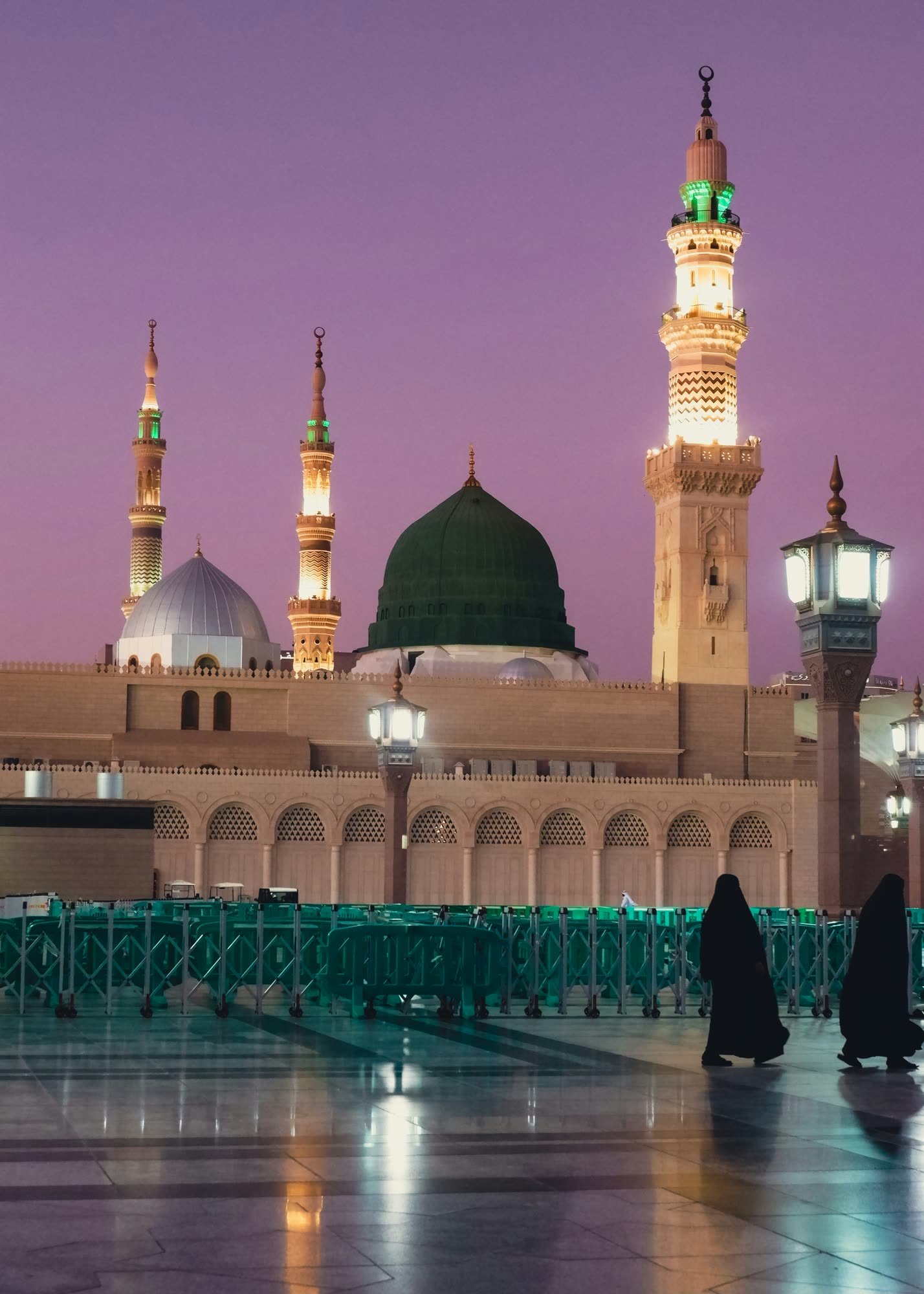 Masjid an-Nabawi at night